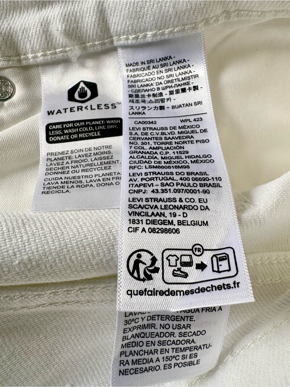 Levi’s Women’s White Bermuda Shorts 26W Mid Rise Stretch Denim Summer Casual - Picture 10 of 12